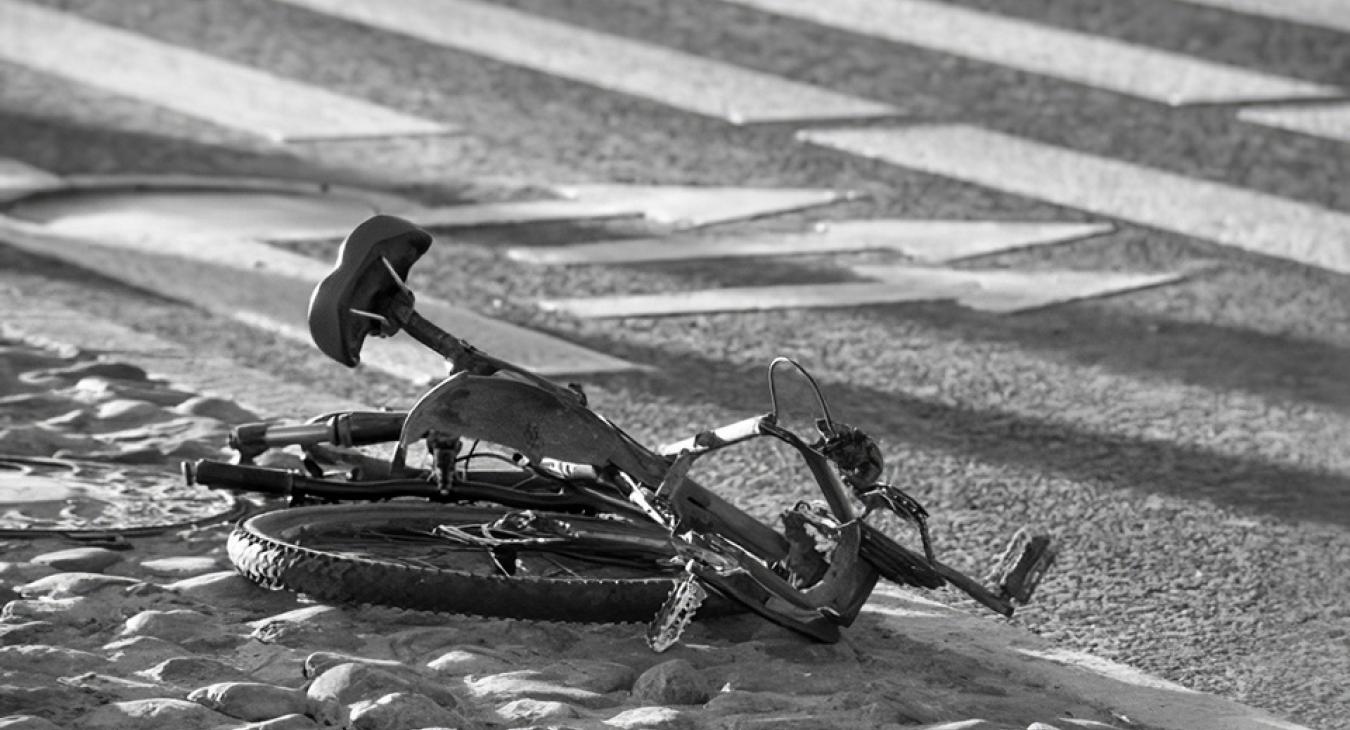 Részegen, padlógázzal tolatva elgázolt egy 8 éves gyereket