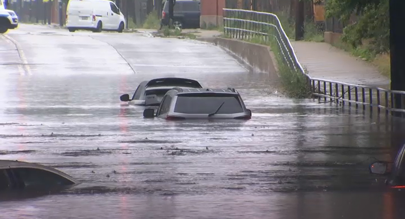 A Chicago környéki viharok miatt autópályákat zártak le, és egy NASCAR-futamot is töröltek 