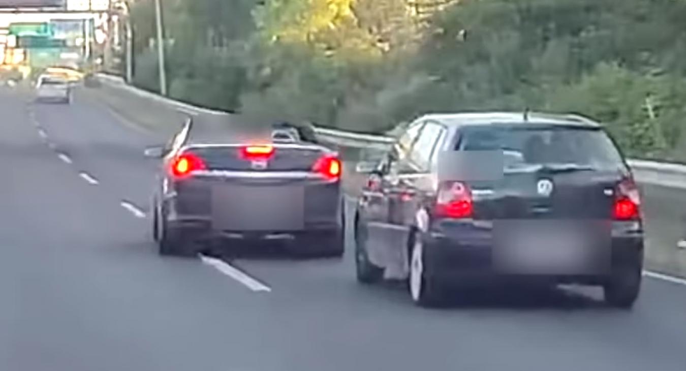 Sietős volt az Opel sofőrjének, de azért egy büntetőfékezésre volt ideje - VIDEÓ