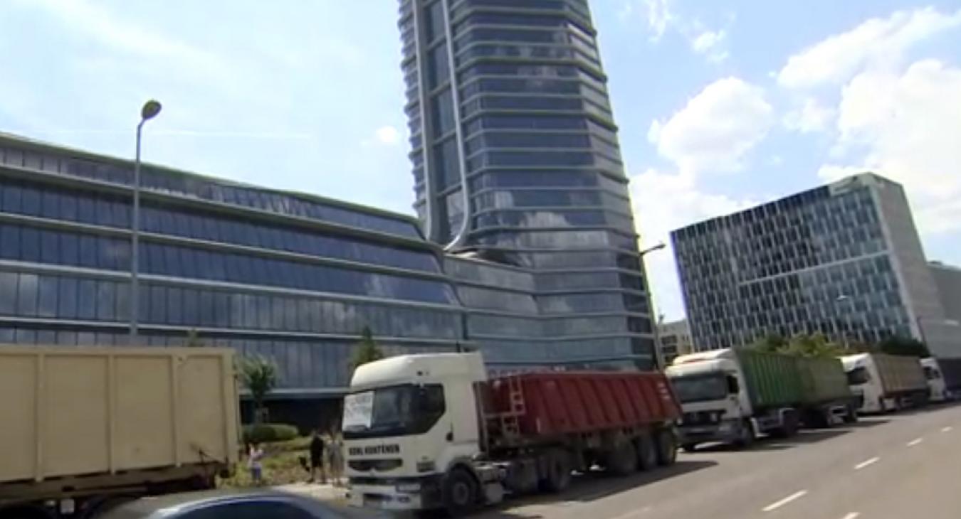 Több száz fémkereskedő tüntetett Budapesten az új hulladékszabályok ellen