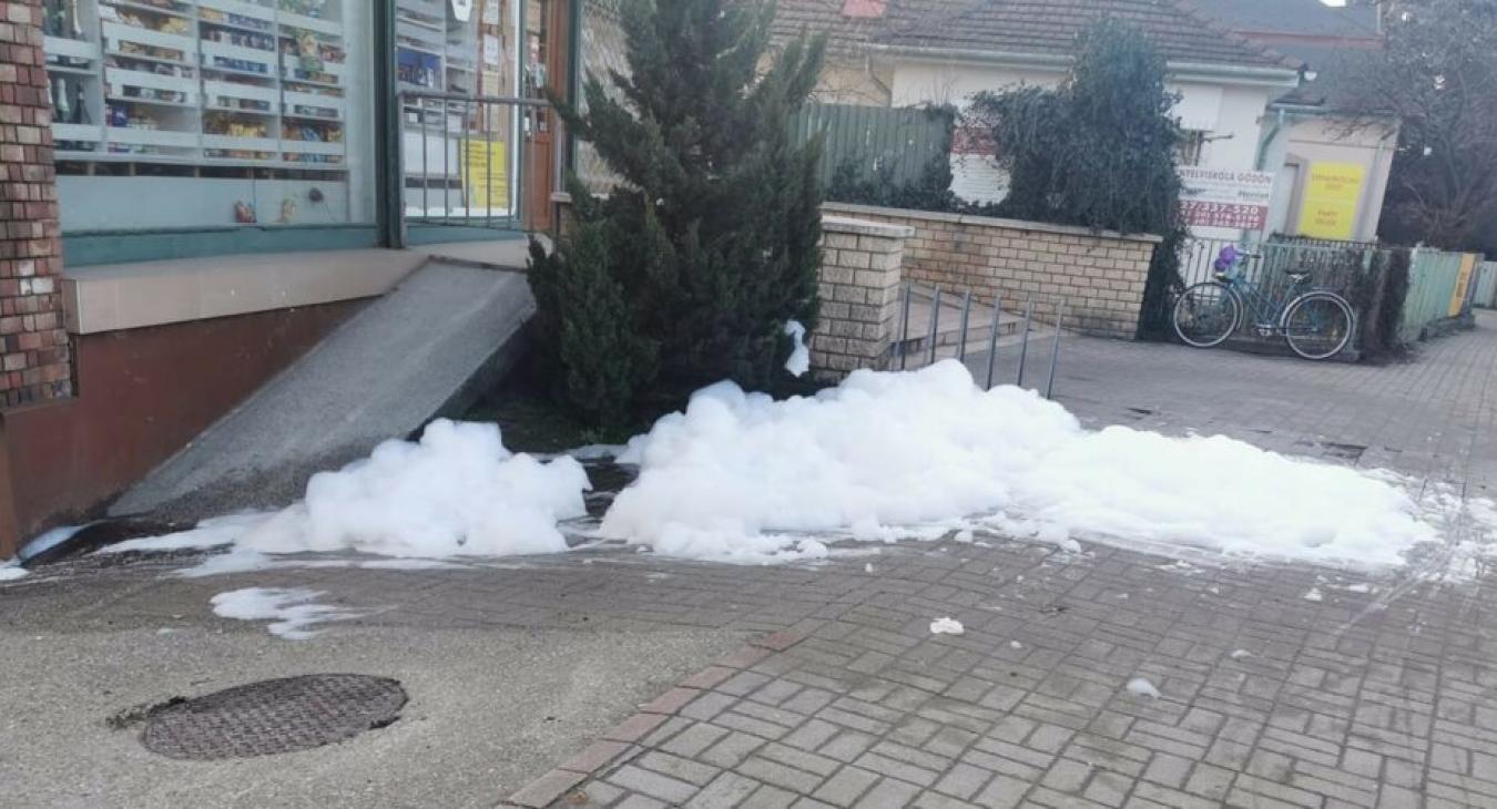 A Samsung-akkugyárból származott a gödi csatornákból felhabzó anyag 