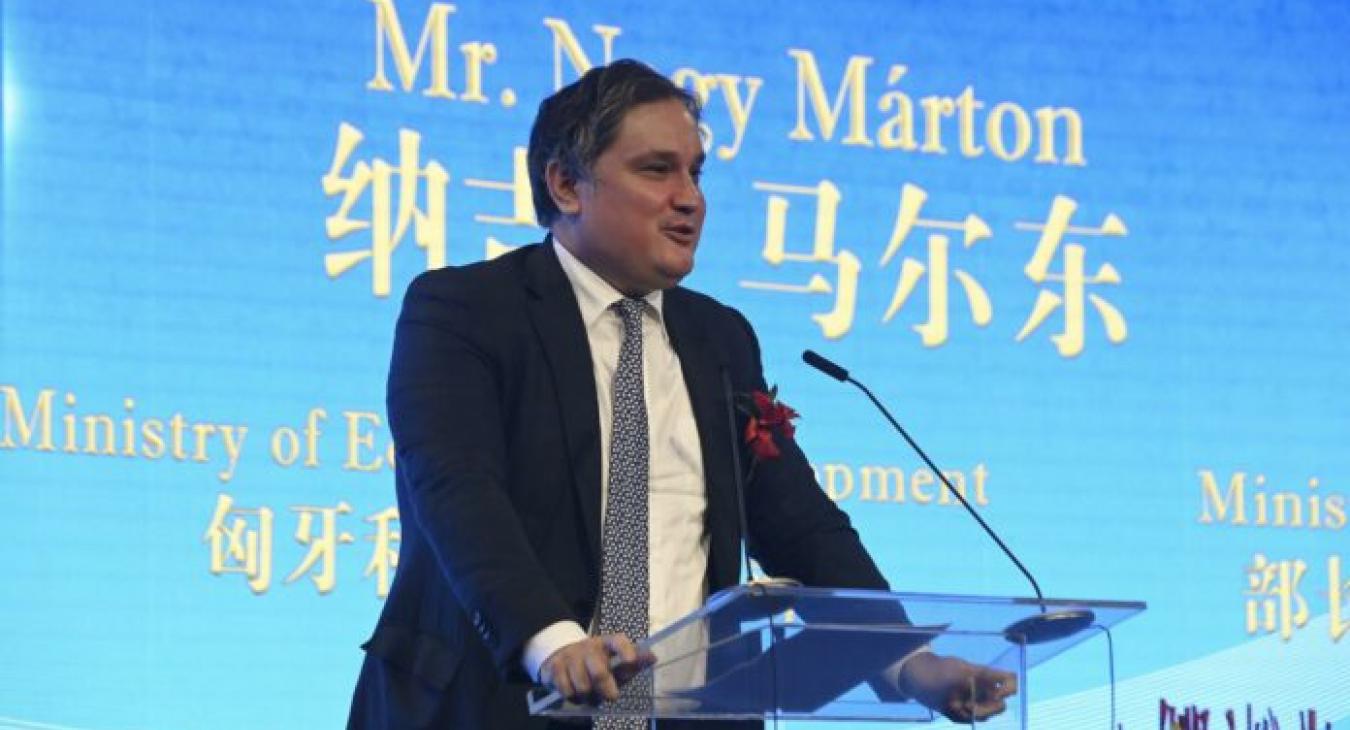 Kínába megy Nagy Márton, mert Orbán Viktor bajban van