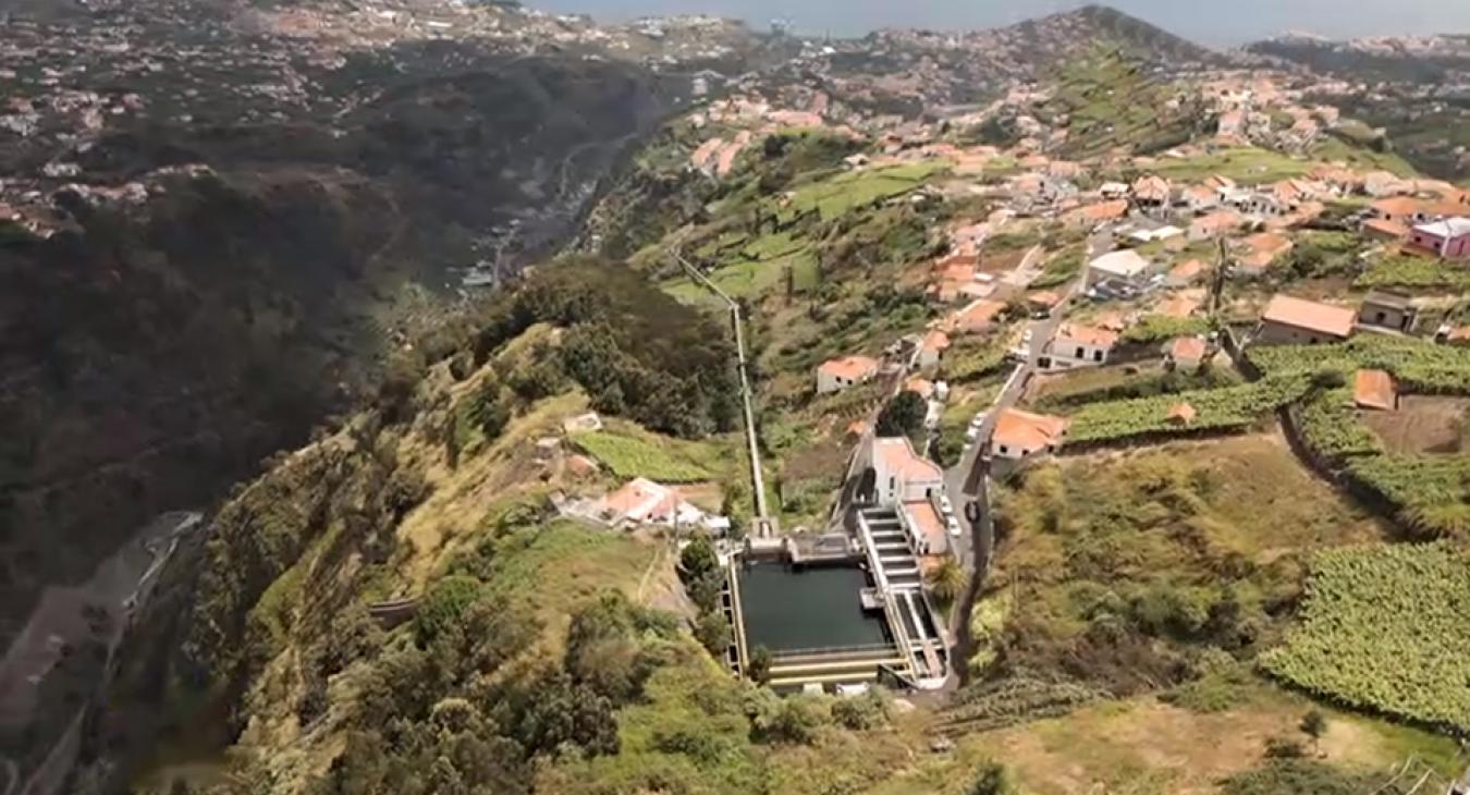 Madeirán fel-le jár a hegyen a víz, és így mindenkinek jut energia