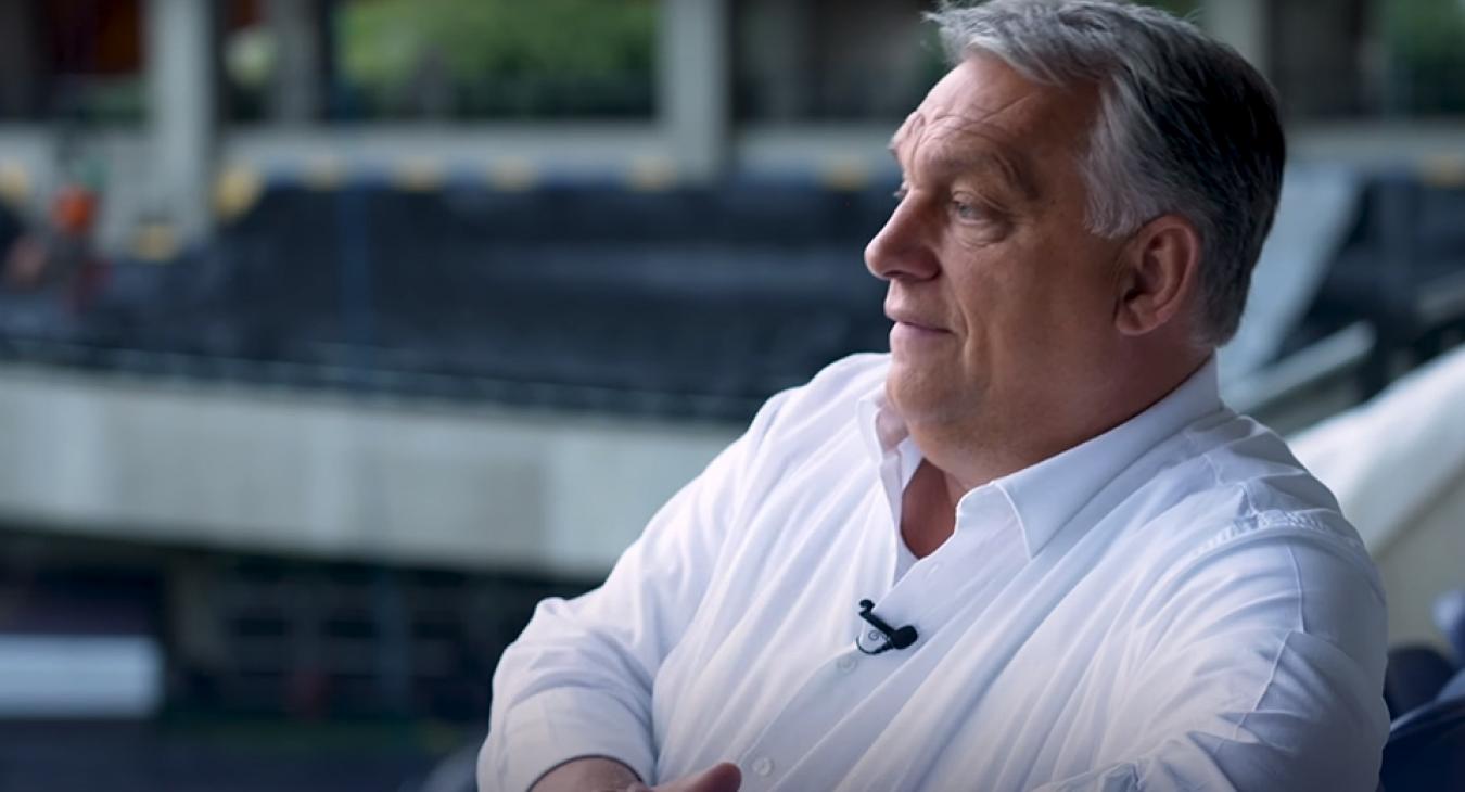 Orbán interjút adott a Puskás Akadémiában a Puskás Akadémiáról a Puskás Akadémia kommunikációs igazgatójának 