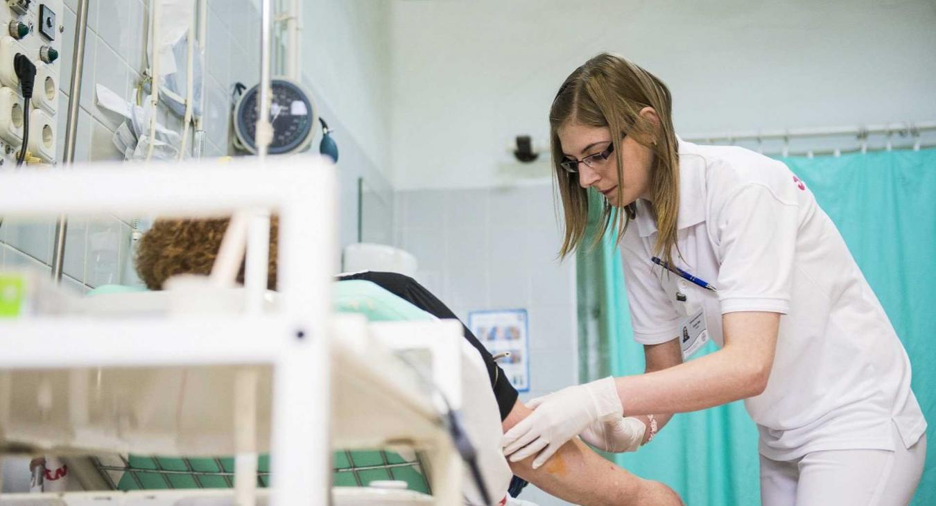 18%: Mától emelkedik az ápolók bére 