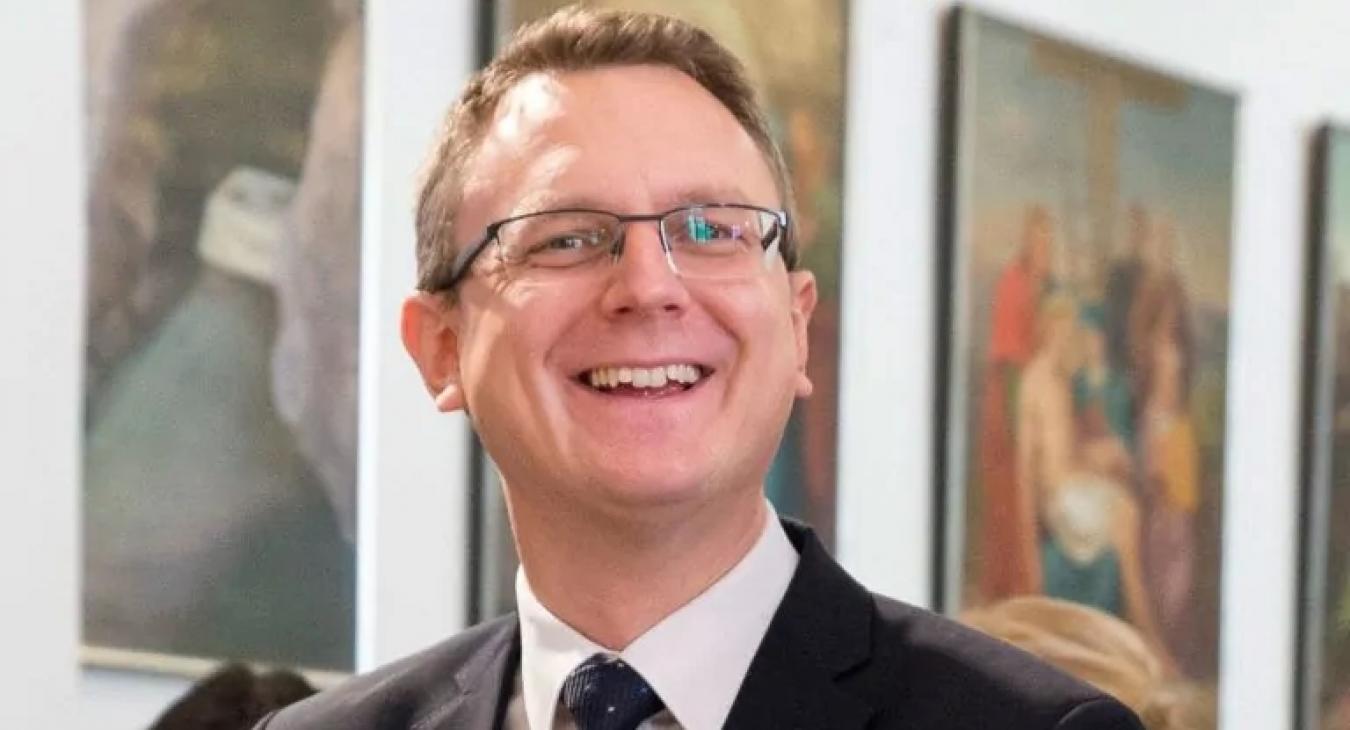 Rétvári Bence fóliáztassa be a Bibliát is! 