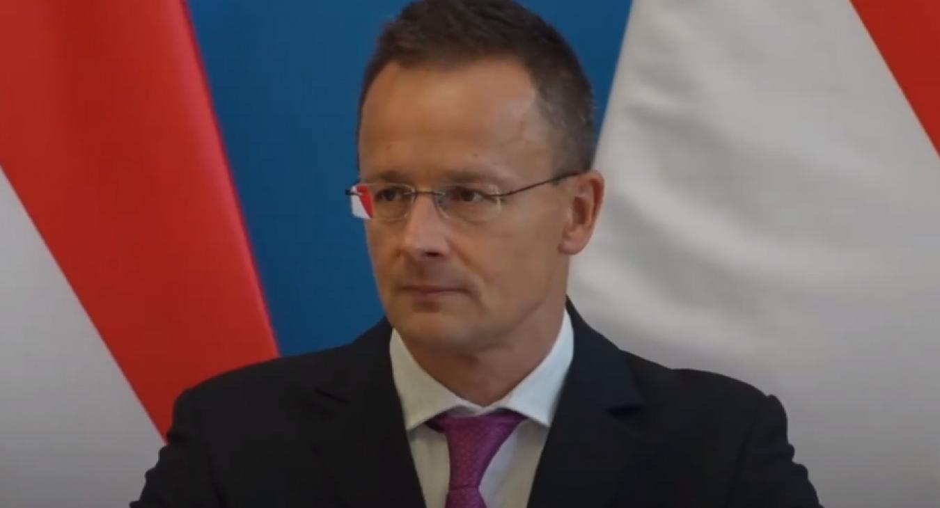 Szijjártó Péter összekapcsolta az embercsempészeket Brüsszellel