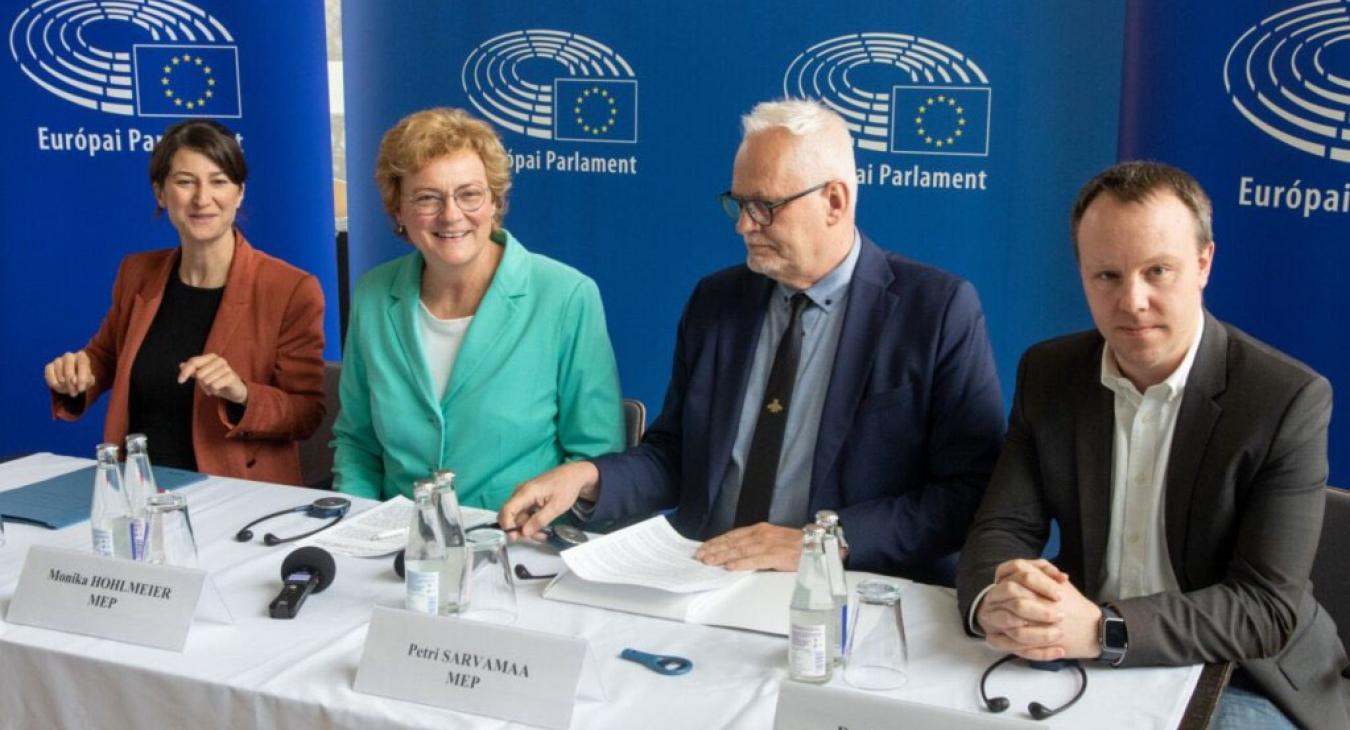 Politikai alapon osztott uniós pénzek, titkosszolgálati megfélemlítés – súlyos állítások az EP tényfeltáró bizottságának Magyarország-jelentésében 