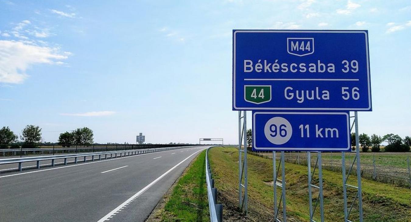 Mikor kapcsolják az M44-es autóutat a romániai gyorsforgalmi úthálózathoz?