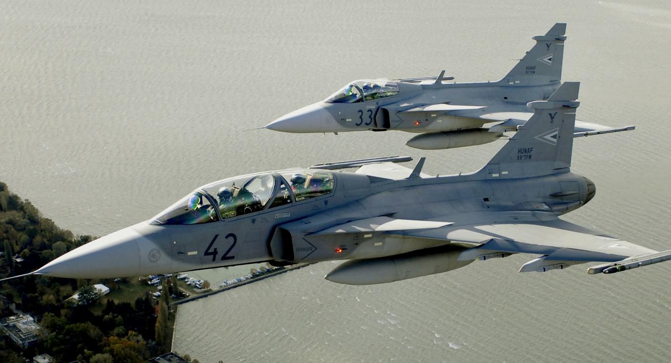 Vadászgépekre figyelmeztetnek Magyarország felett 