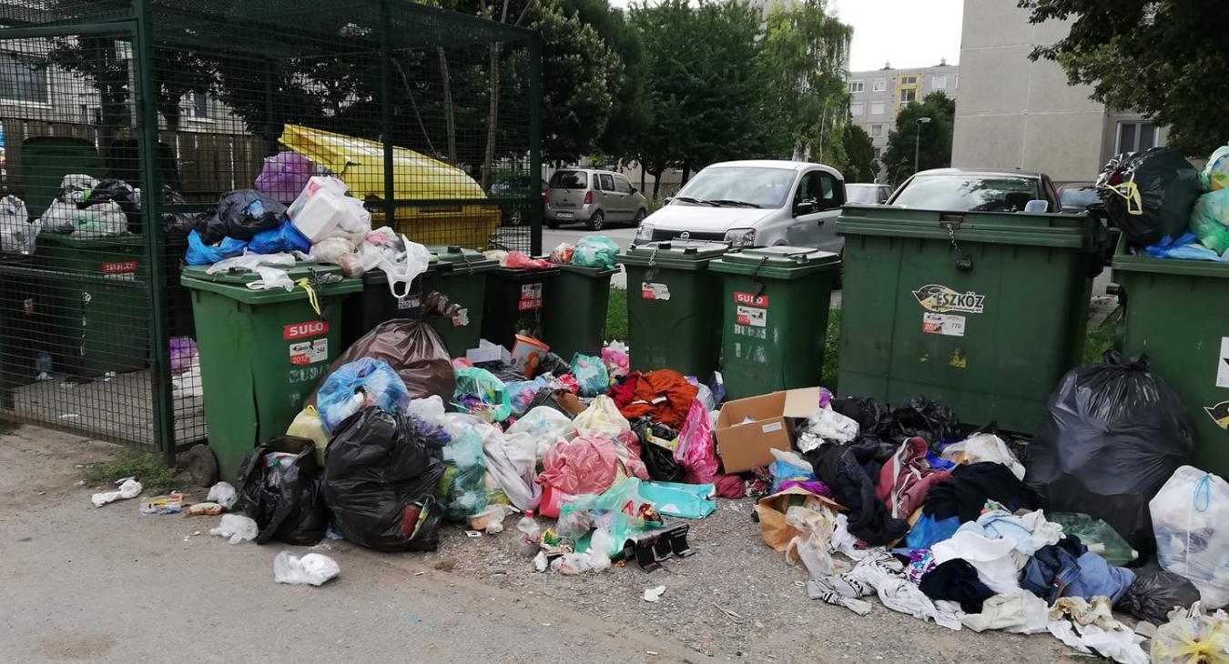 Gyerekek játszanak a téren, megélénkül a szél és penetráns szagot fúj a szél a kukák felől