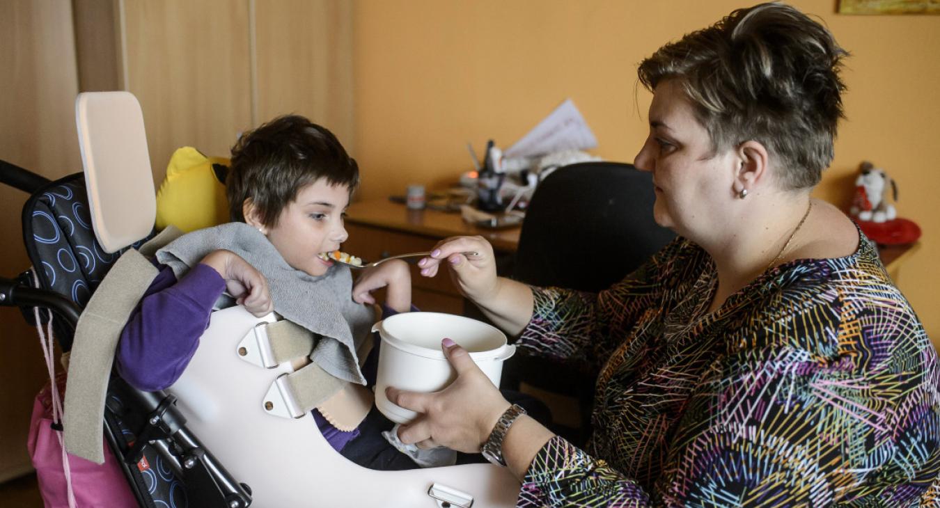 Hat százalékos díjemeléssel kenyerezné le a családtagjaikat otthon ápolókat a Belügyminisztérium