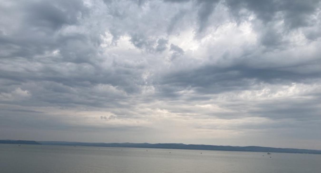 A napsütést időnként gomolyfelhők zavarják, néhol zápor, zivatar sem kizárt