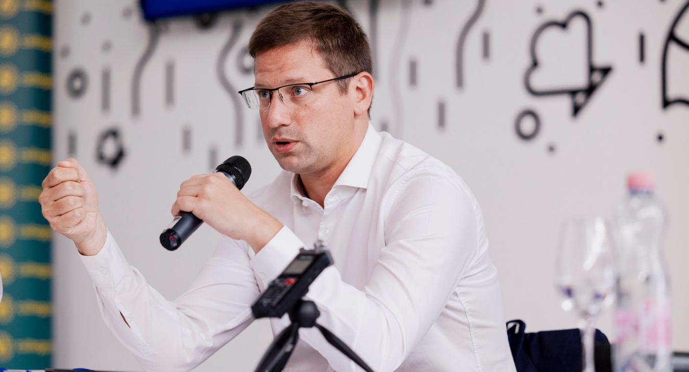 Csúsztatott Gulyás Gergely Mészáros Lőrincről