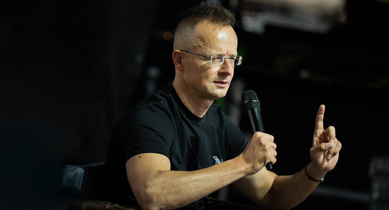 Szijjártó védelmébe vett súlyos bűncselekményekkel vádolt külföldi politikusokat 