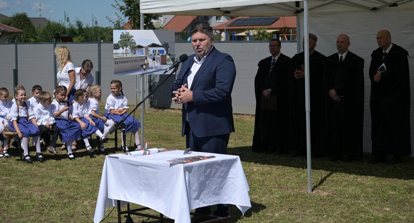 “Gyerekek a napon, politikus és tiszteletes urak az árnyékban”