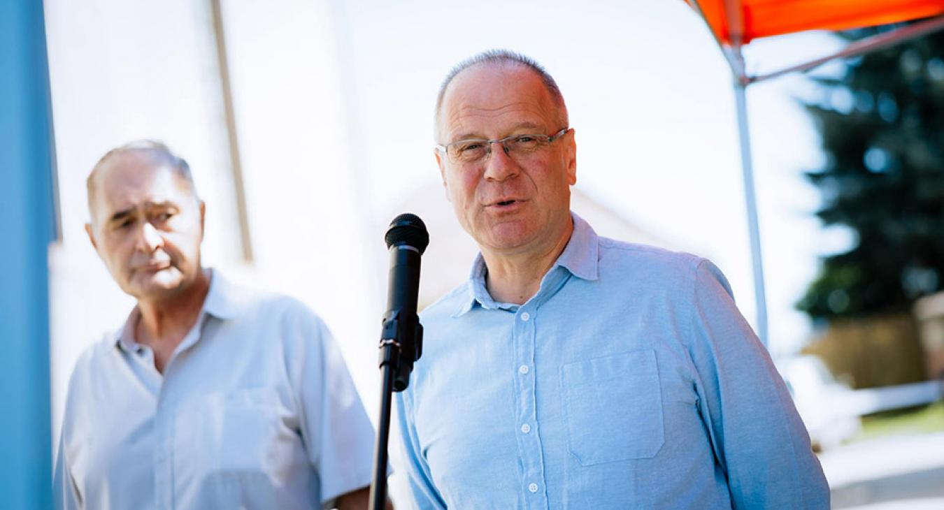 Navracsics miniszter átadott egy zebrát!