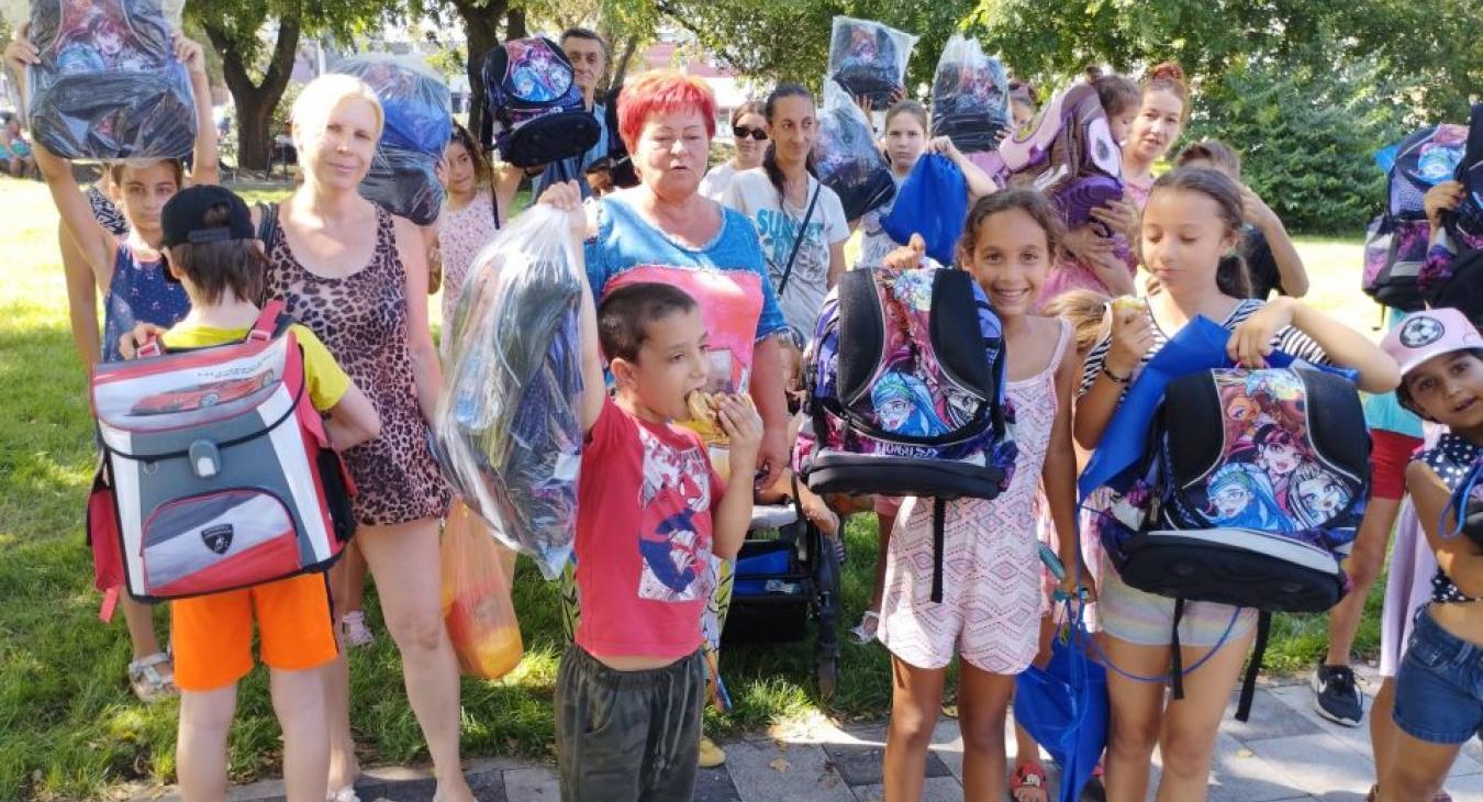 A virágkarnevál árnyékában: Tanszer-, és ételosztás Debrecenben "kéretlenül"