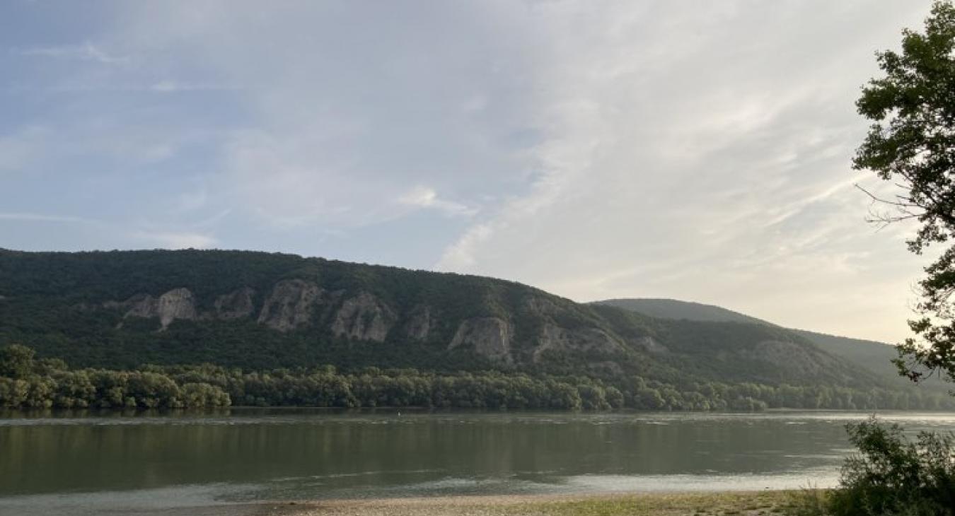 Nyugaton megszűnik, keleten még kitart a hőség