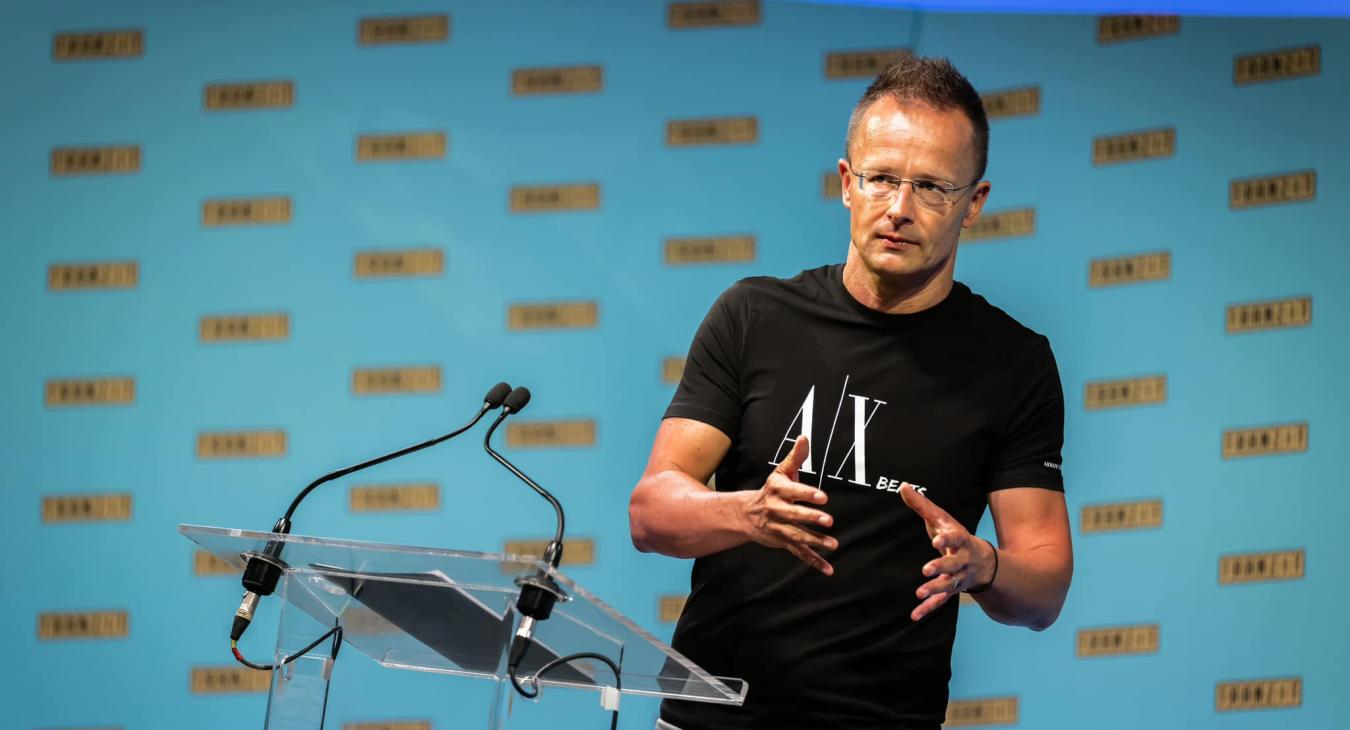 Szijjártó Péter: aki az akkumulátorgyárak ellen küzd, az nemzetellenes cselekedetet hajt végre