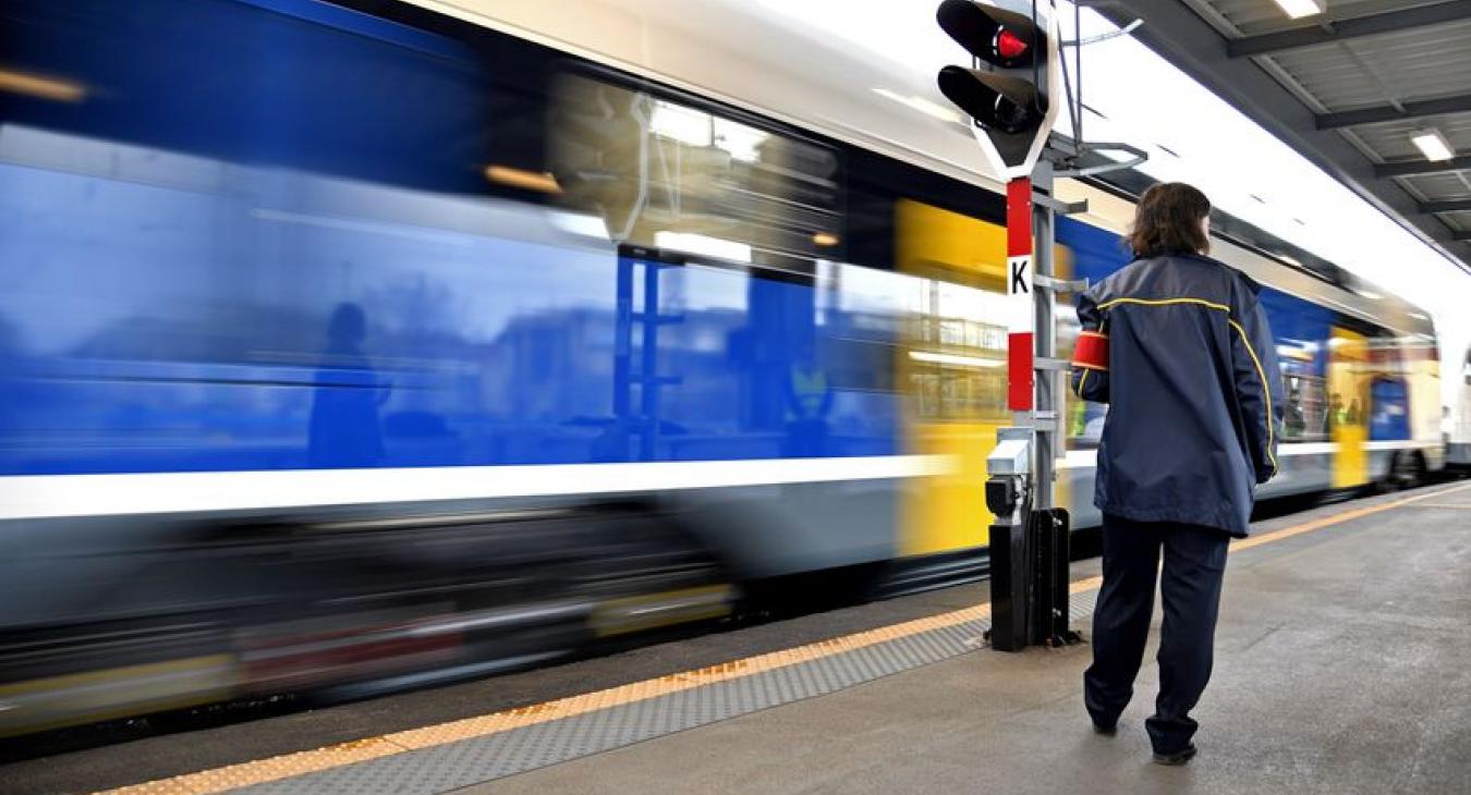 Bezuhantak a MÁV bevételei