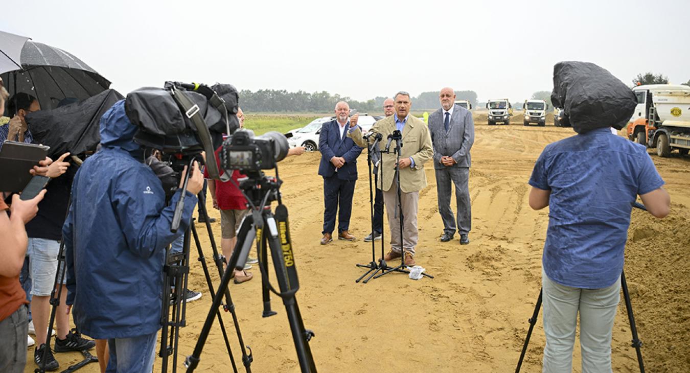 A vasútvonalak bezárása után nagy bejelentést tett Lázár János