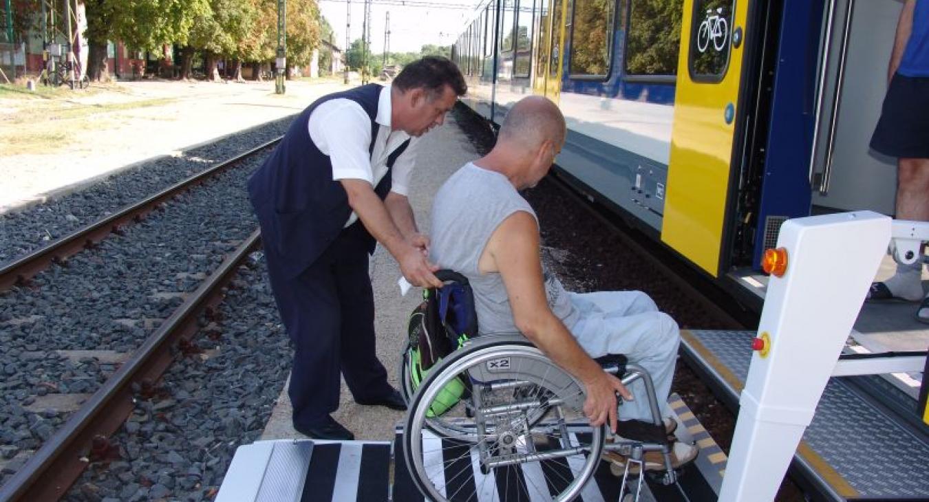 Az utazás előtt 36 órával kell jelezni a MÁV-nak, ha valaki kerekesszékkel szállna vonatra 