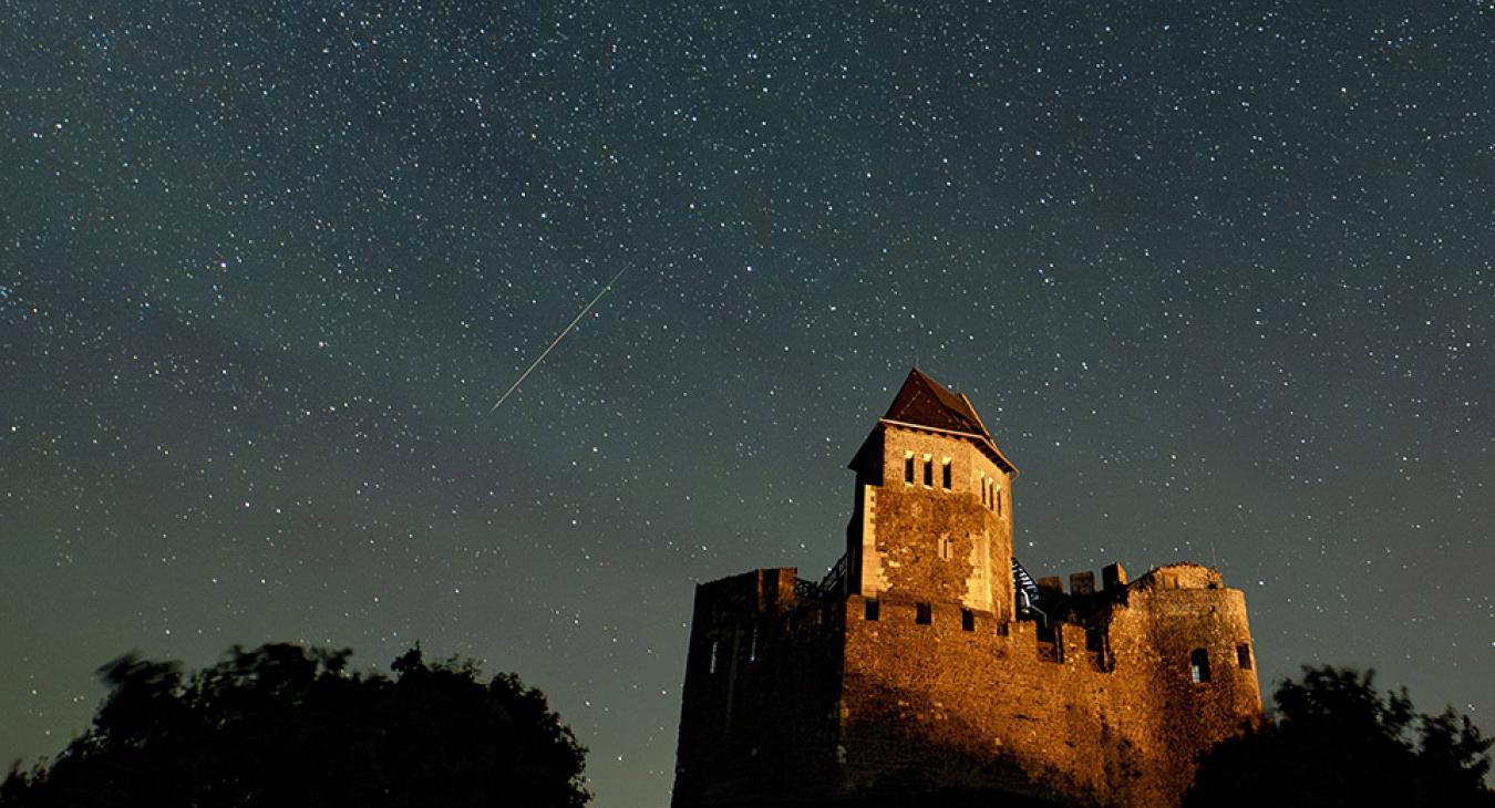 A Perseida meteorraj Hollókő felett