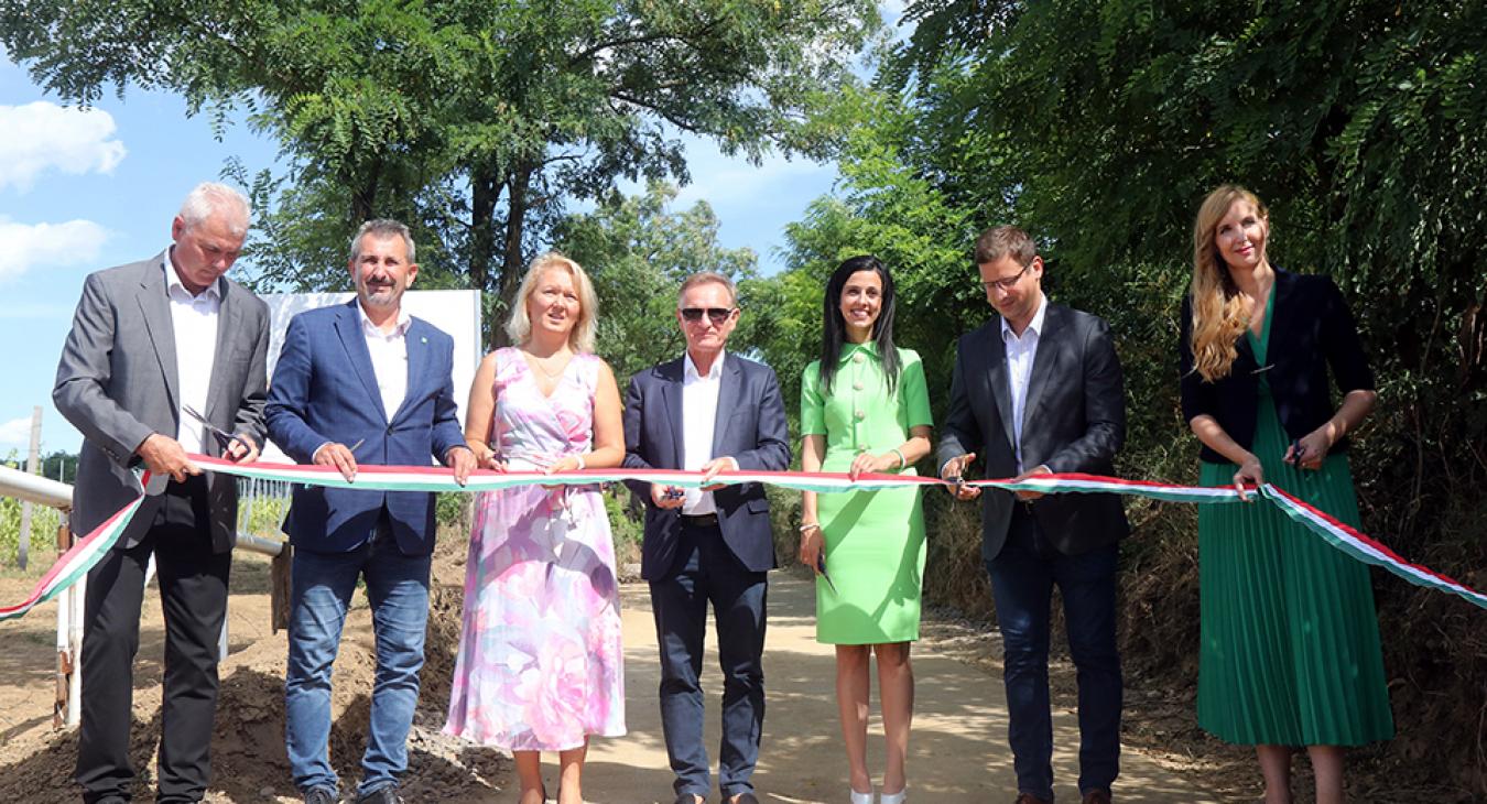 Felújított dűlőutat adtak át Tarcal határában, Gulyás Gergely közreműködésével