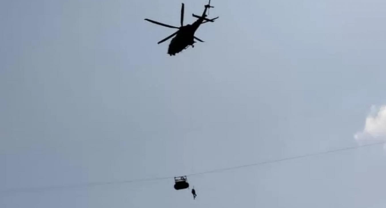 Hat gyerek rekedt egy félig leszakadt felvonón 274 méter magasan