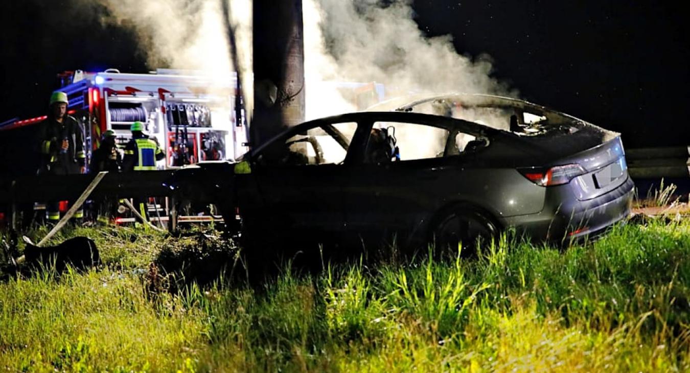 Alig tudták eloltani a kigyulladt Teslát, a tulajdonos bennégett az autóban