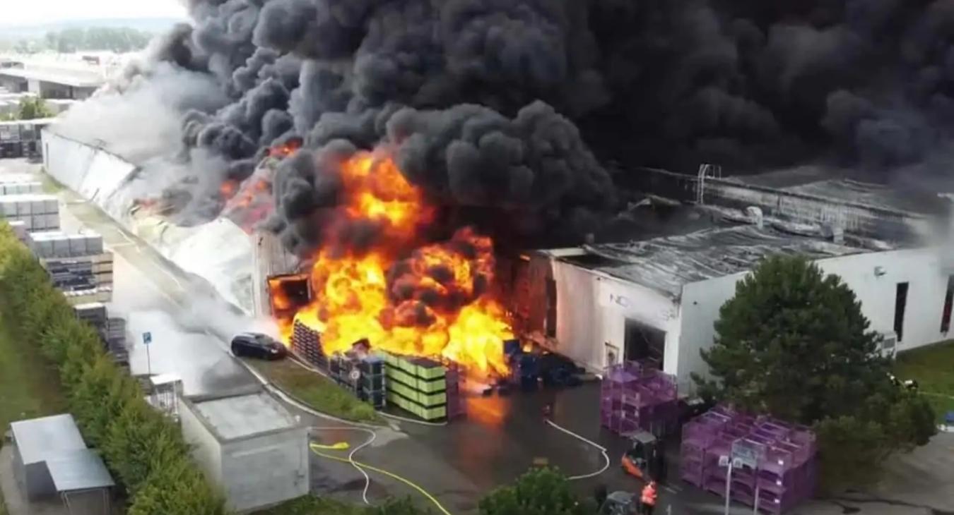 Hatalmas tűzvész miatt leállt több Toyota modell gyártása - VIDEÓ