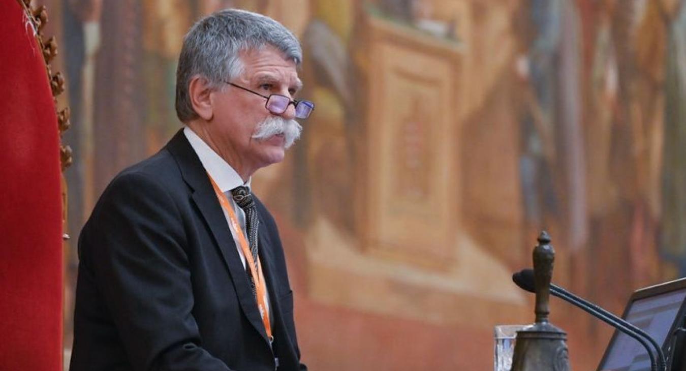 Kövér Lászlónak meg kell büntetnie a szabályokat semmibe vevő fideszes képviselőket 