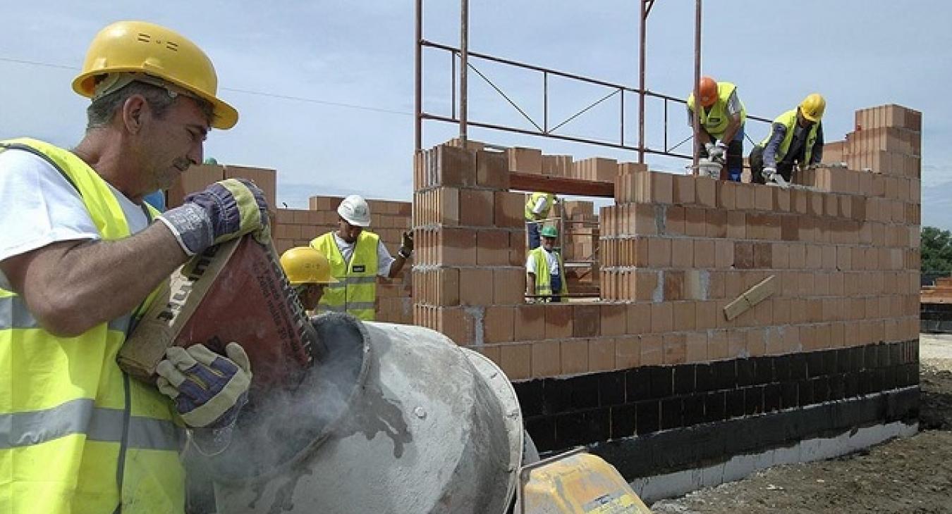 Leálltak az állami beruházások, érik a válság az építőiparban 