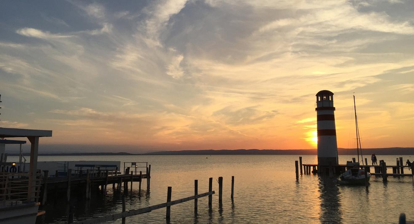 Osztrák szélmalmok és Mészáros Lőrinc - ezen okok miatt lehet veszélyeztetett világörökség a Fertő-tő