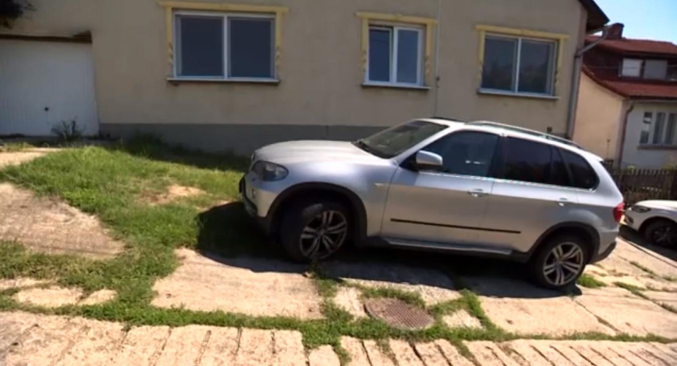 Kereskedésből vett egy autót, rendőrök lepték el az otthonát