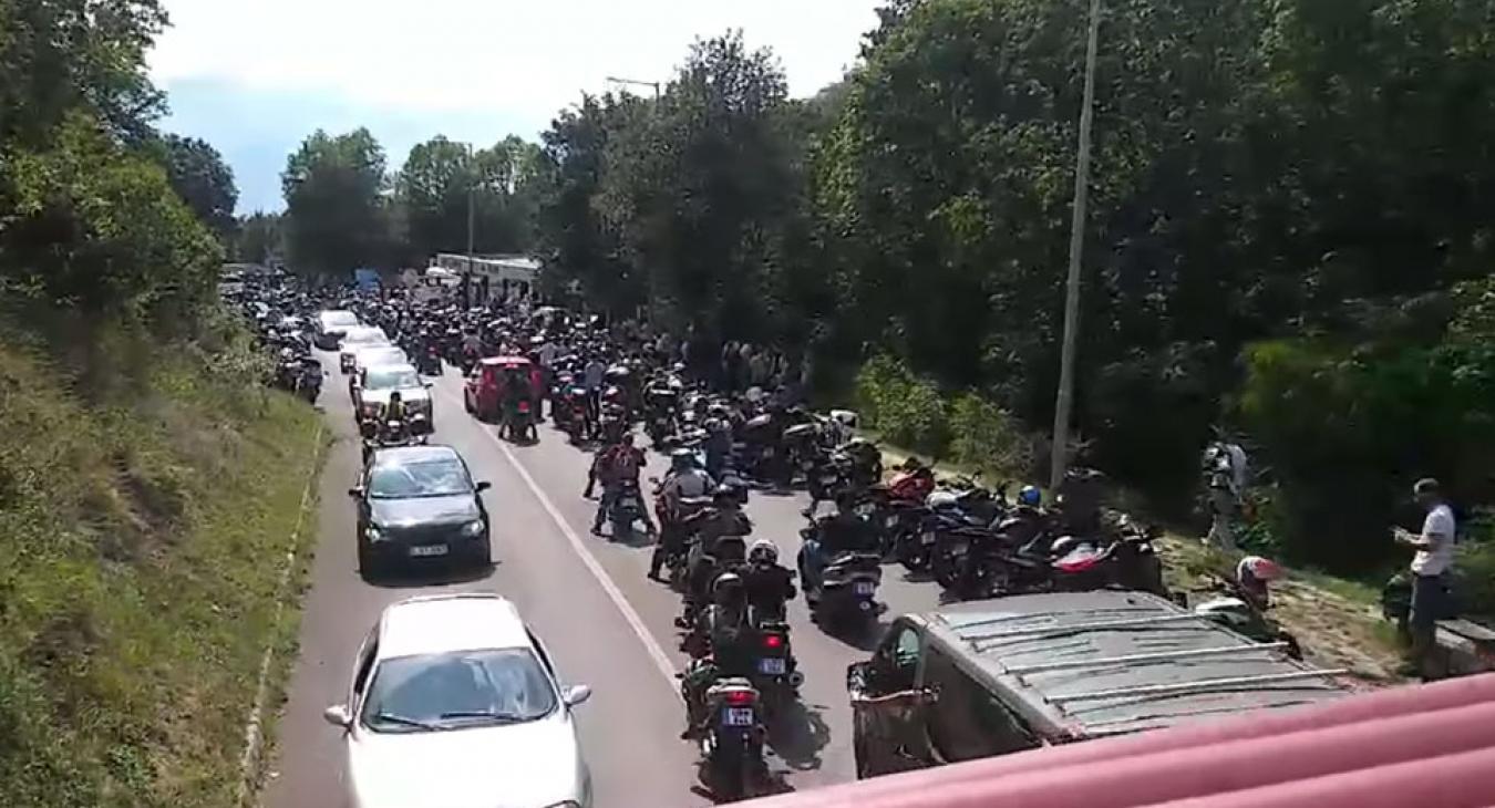 Kitiltották a visegrádi Panoráma útról a motorosokat, akik bosszúból felvonulást tartottak a helyszínen