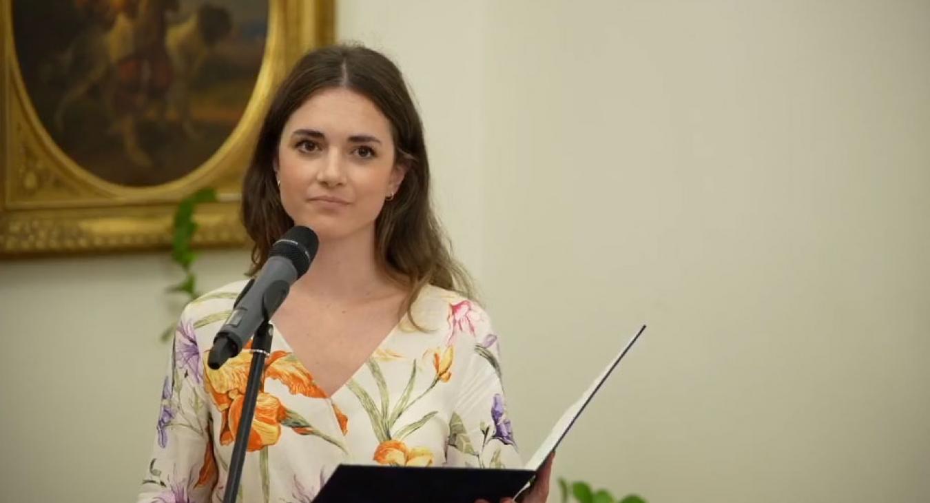 Beszűrődött a külügy élő közvetítésébe, ahogy egy sajtómunkás szexuális vágyait suttogta a konferanszié lányról