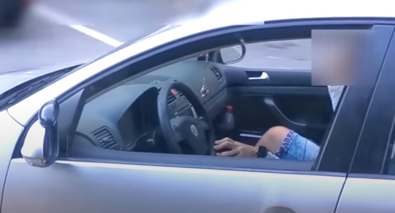 Az anyósülésről vezette az autót és még telefonált is - VIDEÓ