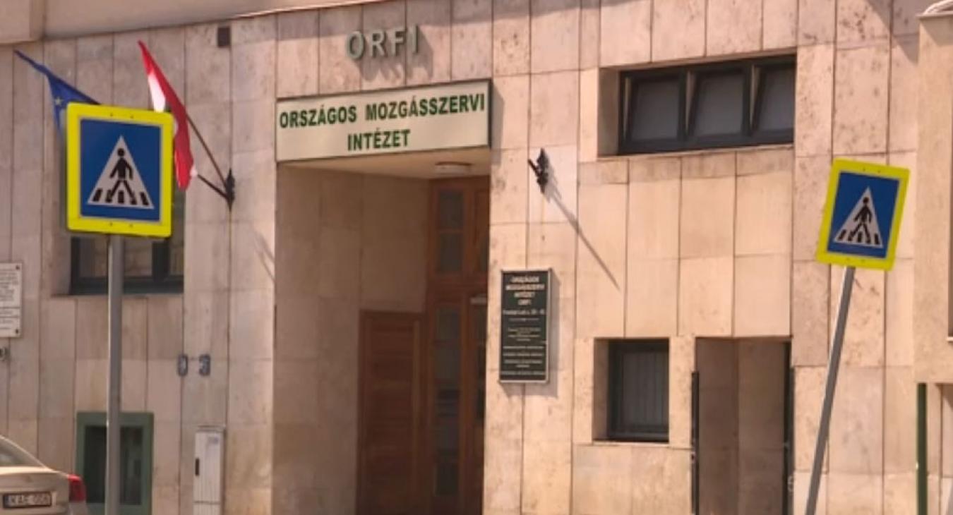 Nem tudják használni a felvonókat a súlyos mozgásszervi betegek az Országos Reumatológiai és Fizioterápiás Intézetben