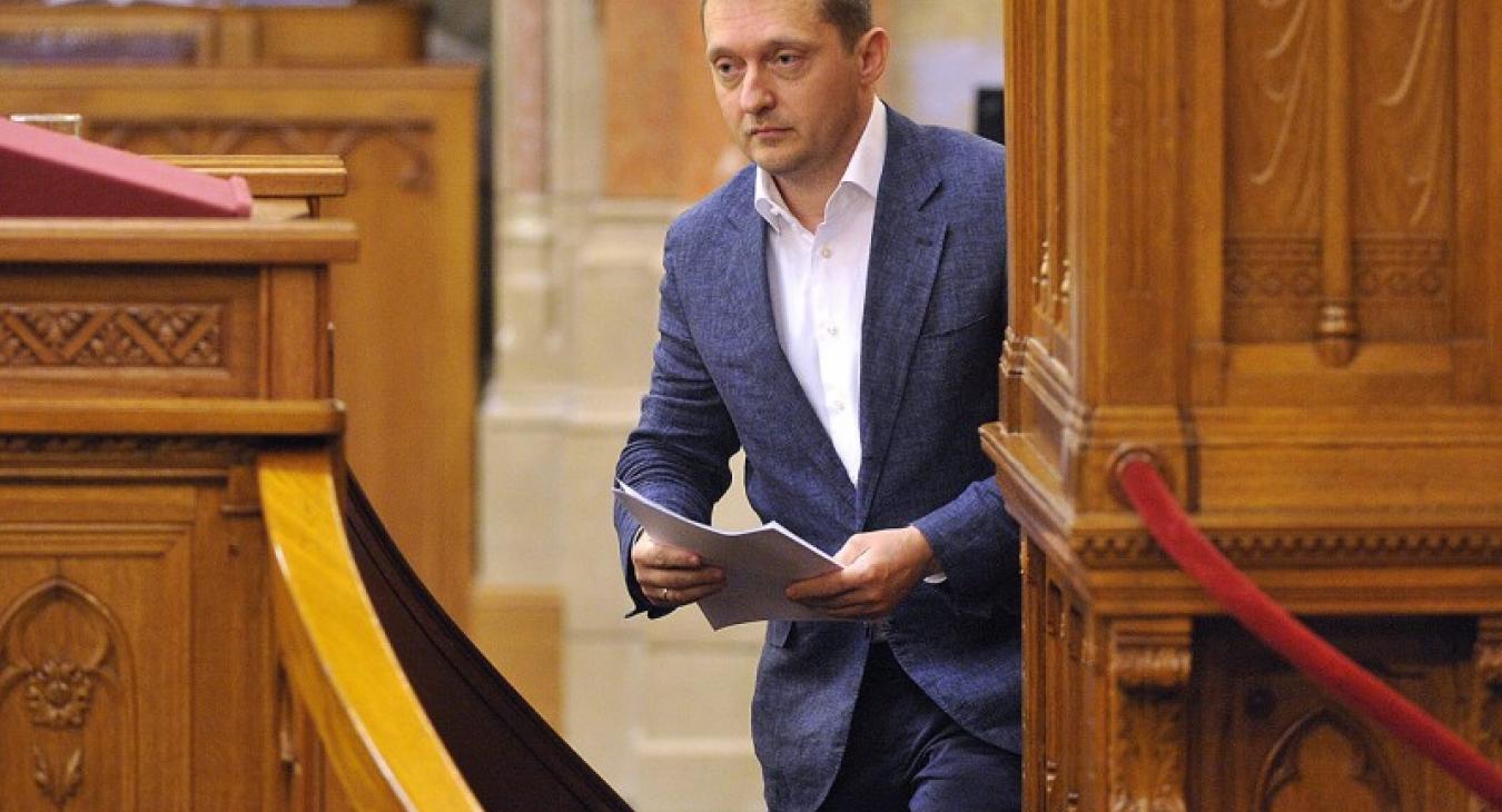 Titkolja a kabinetiroda Rogánnak a vegyianyag-elosztó ügyében Kínába írt levelét