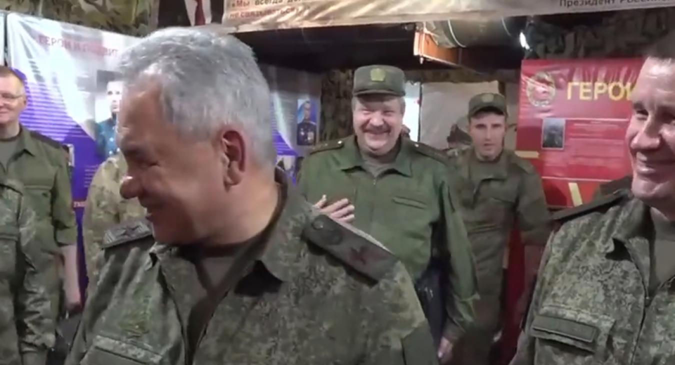 Videón, ahogy katonáival viccelődik Szergej Sojgu