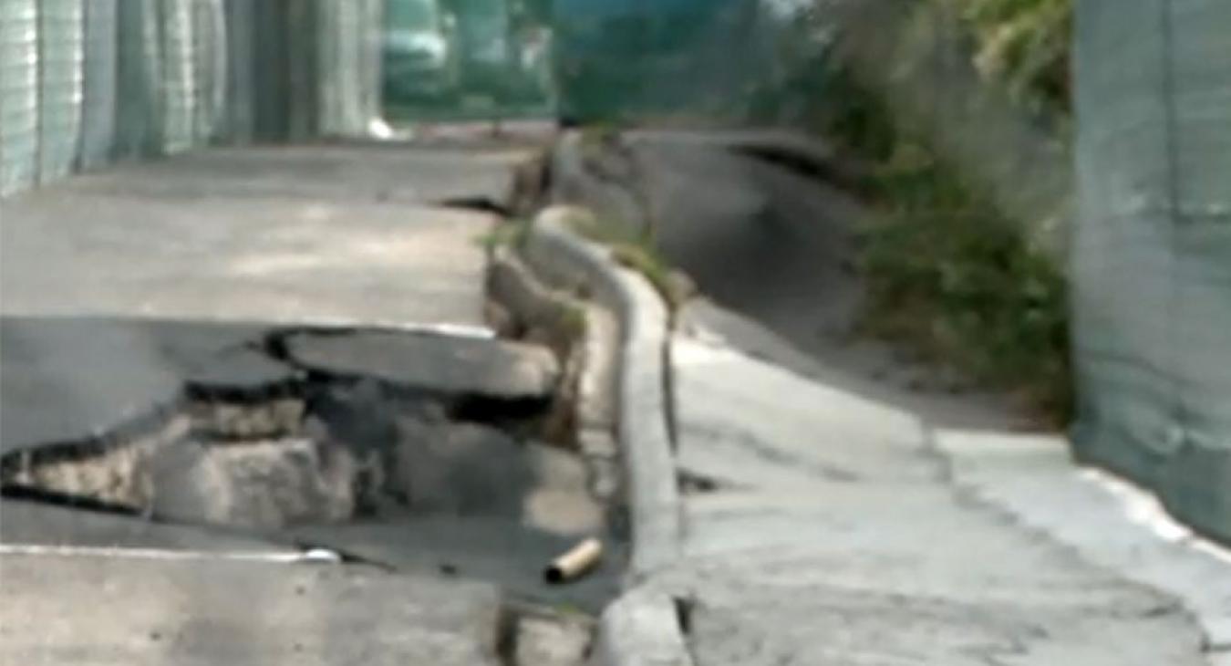 Hiába süllyed egy budai utca, nem állítja le a kivitelező az építkezést