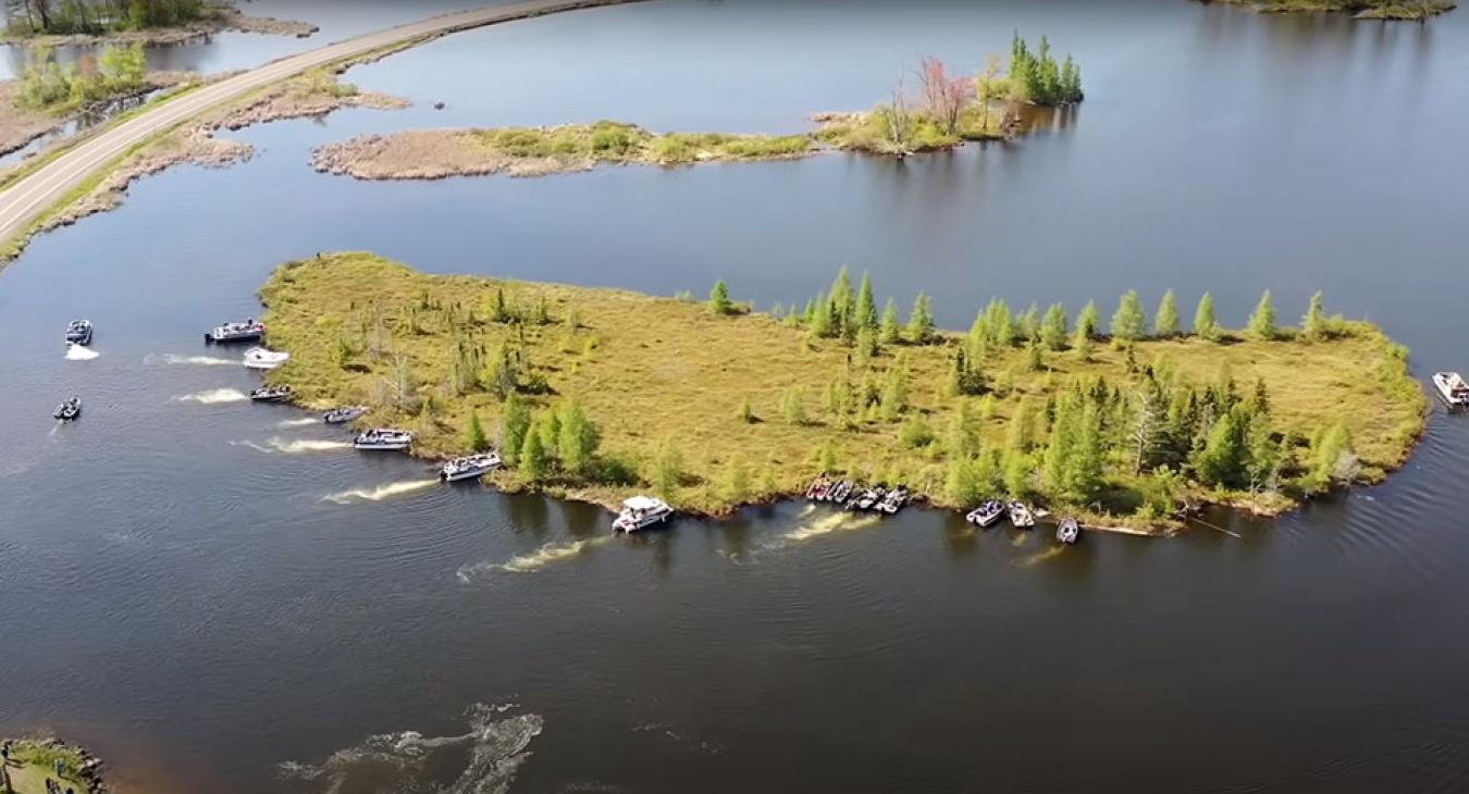 Útban volt a sziget, arrébb tolták a helyiek - VIDEÓ
