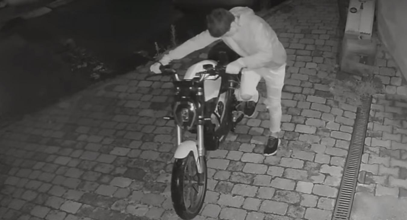 Megpróbálta berúgni az elektromos motort a pécsi tolvaj