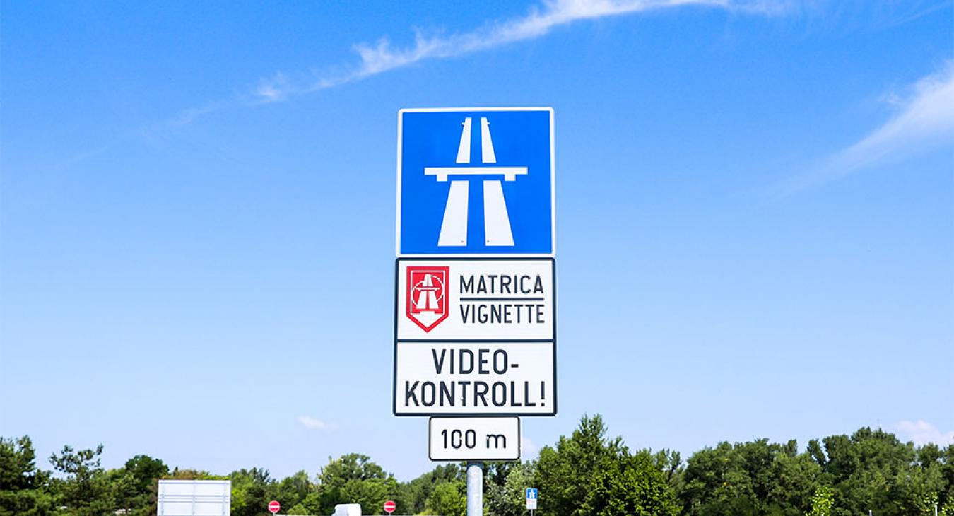 Újabb sarccal készül a kormány az autósoknak