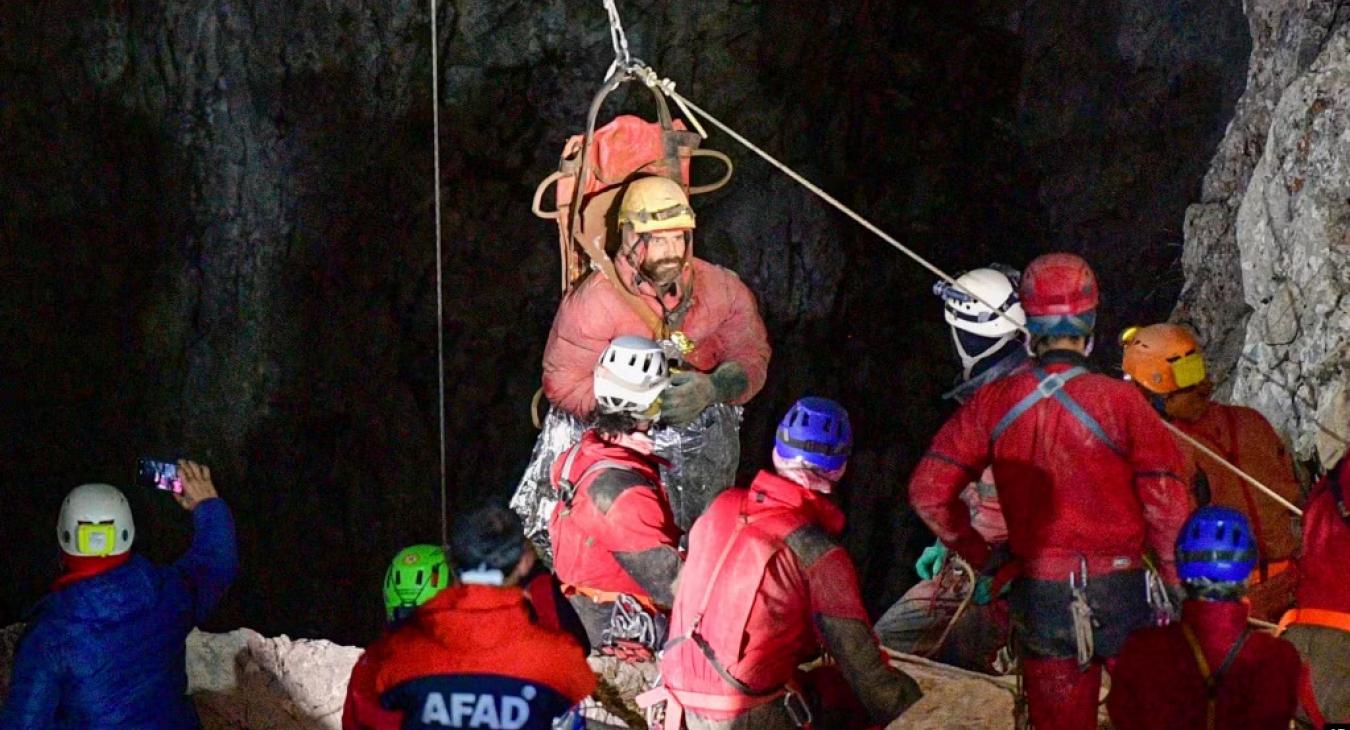 Felszínre hozták az amerikai barlangászt, akinek az életét a mélyben egy magyar orvos mentette meg 