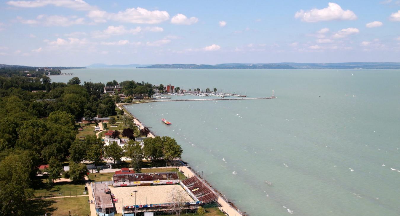 Áll a bál Siófokon, vége a szabadstrandnak és az ingyenes parkolónak