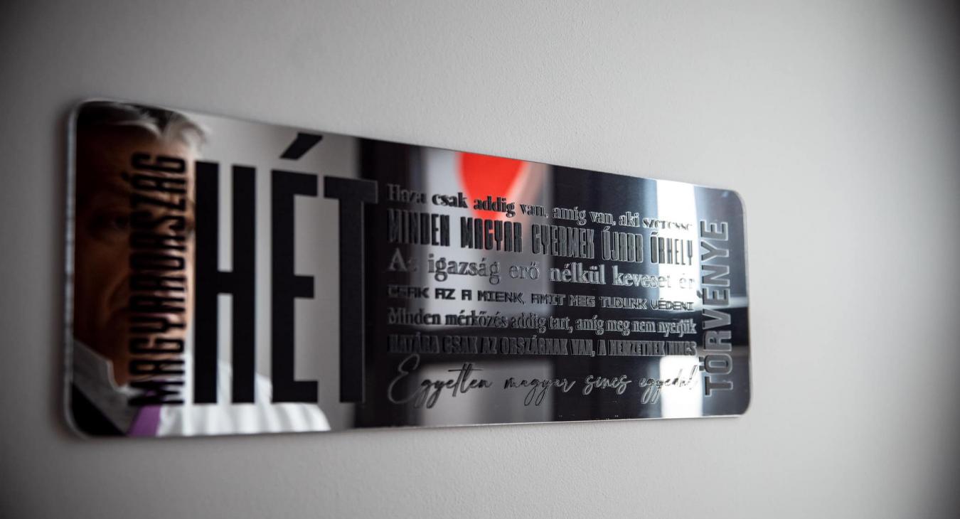 Aggályosnak tartja a csepeli iskolaigazgató a falra került Orbán-idézeteket