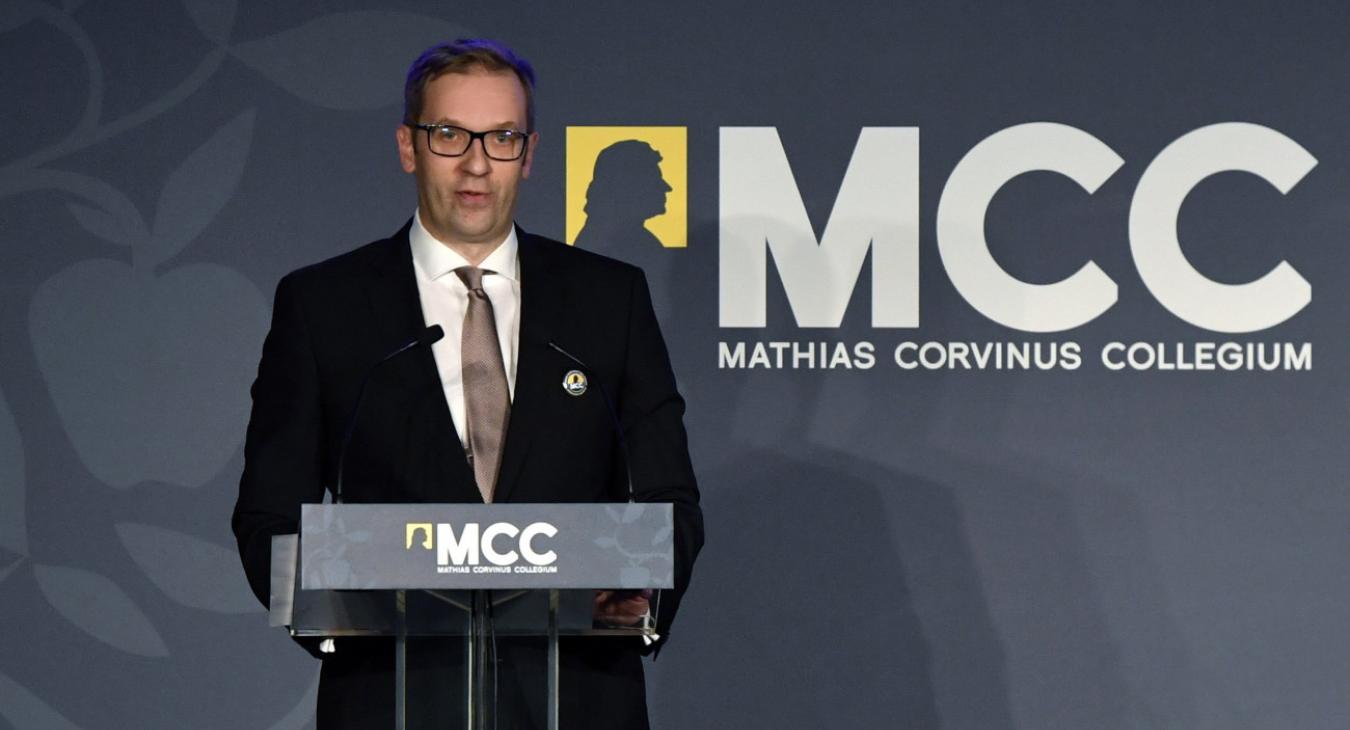 MCC-főigazgató: Teljes félreértés, hogy lehet úgy oktatni, hogy tessék, itt van tíz könyv Orbán Viktorról